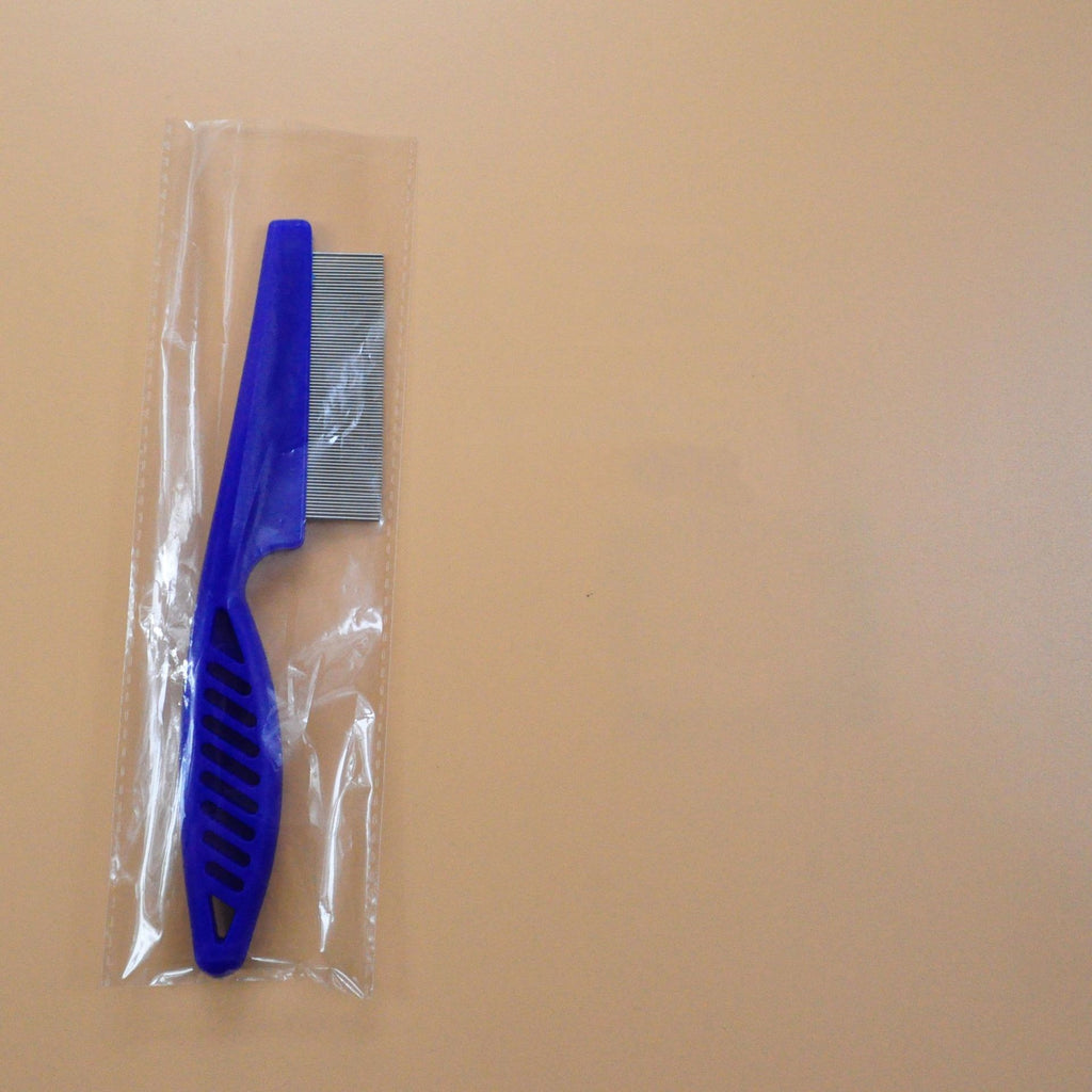 Pet grooming comb handle and tooth detail