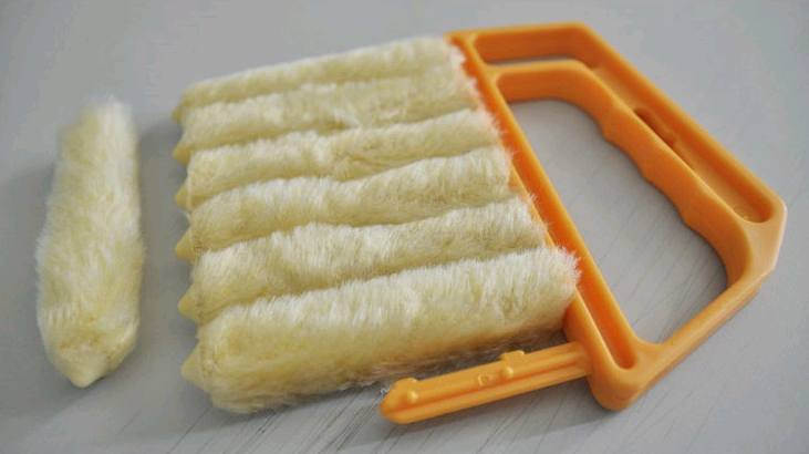 Multi-prong blind brush cleaning several slats